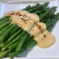 Espárragos con crema Holandesa