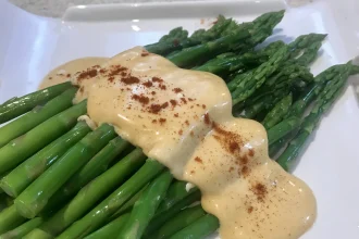 Espárragos con crema Holandesa