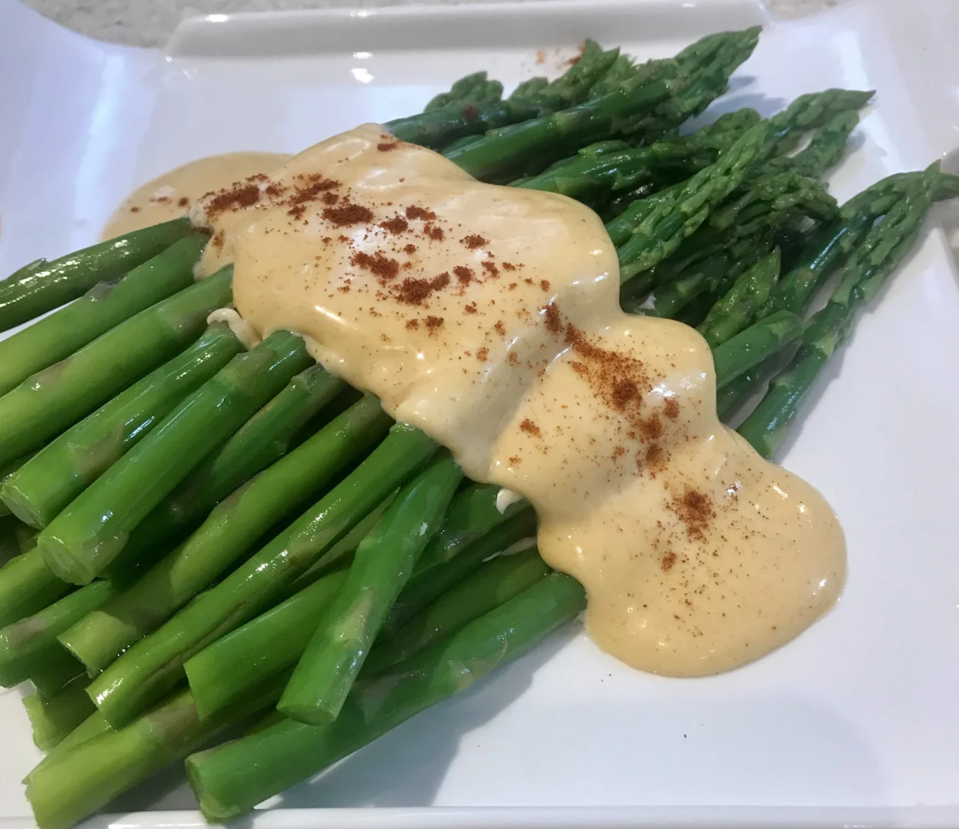 Espárragos con crema Holandesa