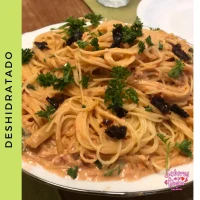 Espaguetti con salsa de tomate deshidratado