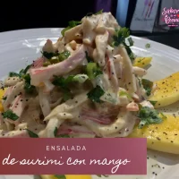 Ensalada de Surimi con Mango 28 Ensalada de surimi con mango en un plato decorativo