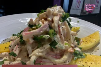 Ensalada de surimi con mango en un plato decorativo