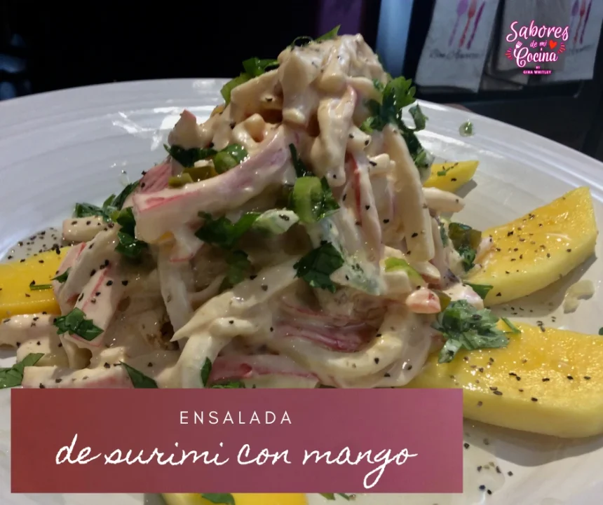 Ensalada de surimi con mango en un plato decorativo