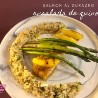 Salmón al durazno, con ensalada de quinoa y espárragos salteados