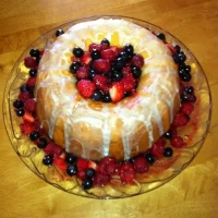 Pastel de crema acida con frutos rojos