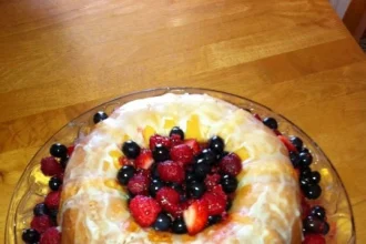 Pastel de crema acida con frutos rojos