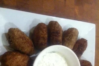 Kibbeh con salsa de yogurt con ajo