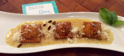 Raviolis de Pimiento asado con queso de cabra en salsa Beurre Blanc 8 Raviolis de Pimiento asado con queso de cabra en salsa Beurre Blanc