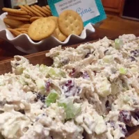 Plato de ensalada de pollo con manzana, arándanos y nuez