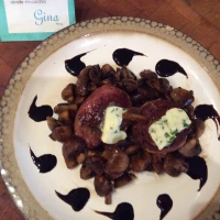 Filete mignon servido con champiñones glaseados.