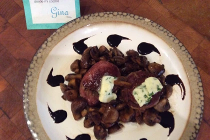 Filete mignon servido con champiñones glaseados.