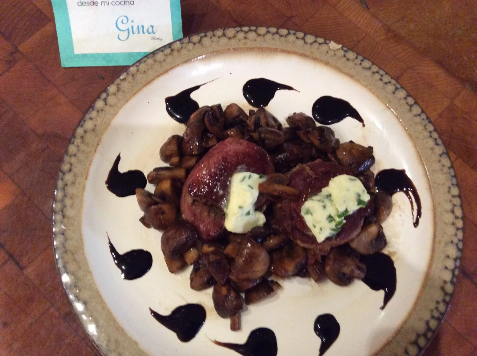 Filete mignon servido con champiñones glaseados.
