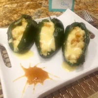 Chiles poblanos rellenos de camarón y queso, gratinados al horno.