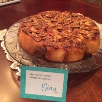 Roles de canela recién horneados con glaseado.