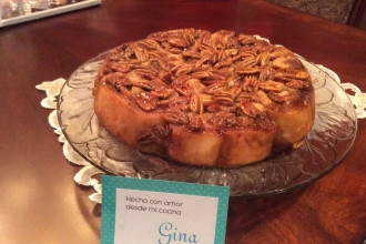 Roles de canela recién horneados con glaseado.