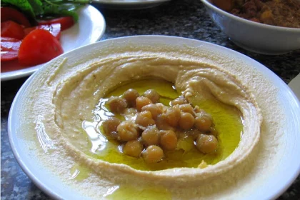 Hummus casero cremoso servido con aceite de oliva y pimentón