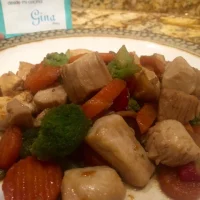 Plato de pollo stir-fry con brócoli, zanahorias y pimientos