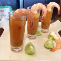 Caldo de camarón cantinero servido en un tazón con limones al lado