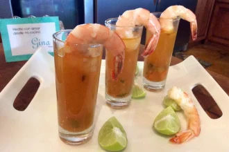 Caldo de camarón cantinero servido en un tazón con limones al lado
