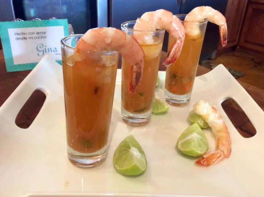 Caldo de camarón cantinero servido en un tazón con limones al lado