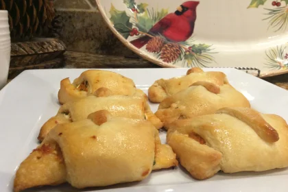 Croissants rellenos de salmón frescos y dorados