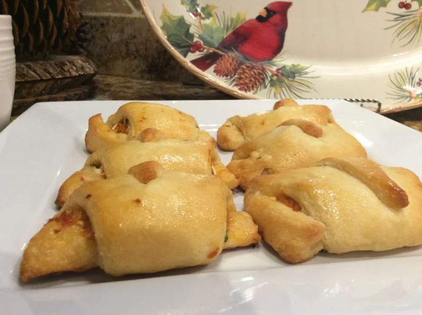 Croissants rellenos de salmón frescos y dorados