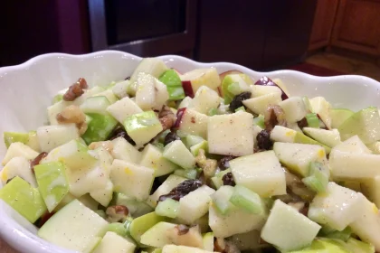 Tazón de ensalada de manzana fresca con yogurt griego