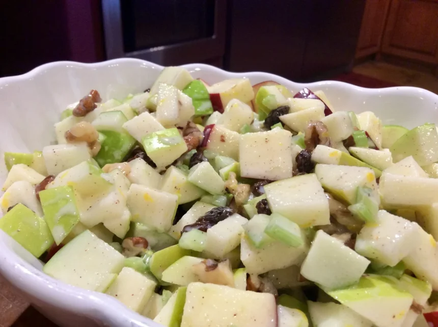 Tazón de ensalada de manzana fresca con yogurt griego