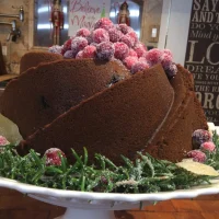 Receta Pound cake navideño con glaseado y arándanos decorativos