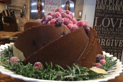 Receta Pound cake navideño con glaseado y arándanos decorativos