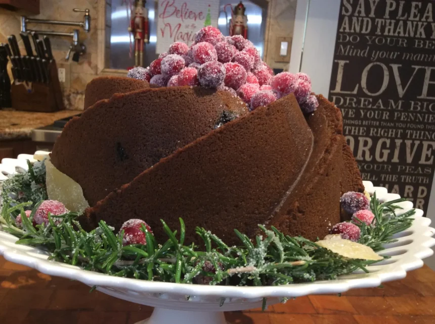 Receta Pound cake navideño con glaseado y arándanos decorativos