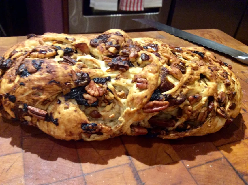 Rebanadas de pan de dátil, ciruela pasa y nuez con queso crema