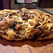 Rebanadas de pan de dátil, ciruela pasa y nuez con queso crema