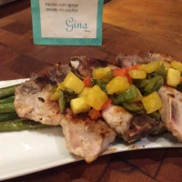 Chuletas de Puerco con Pico de Gallo de Piña