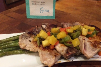 Chuletas de Puerco con Pico de Gallo de Piña
