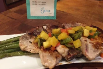 Chuletas de Puerco con Pico de Gallo de Piña