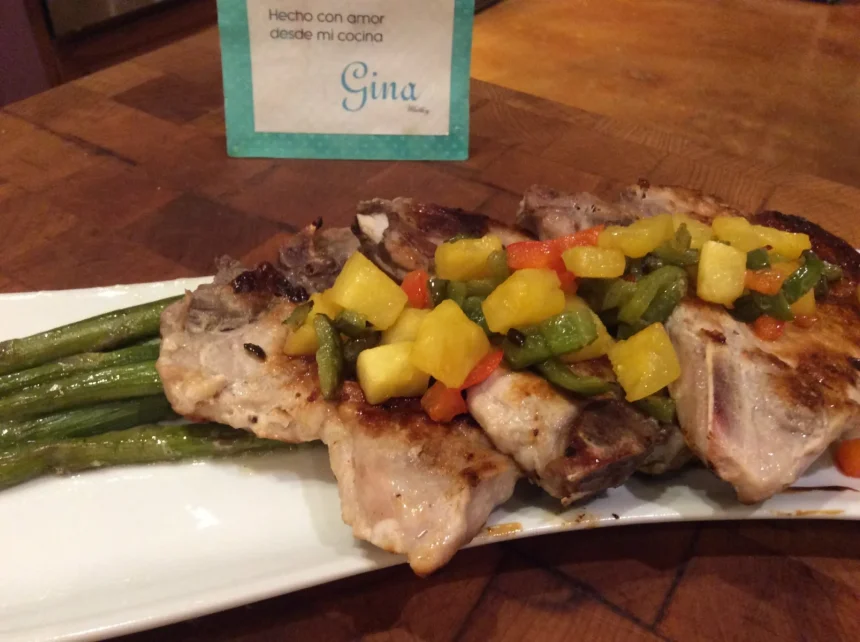Chuletas de Puerco con Pico de Gallo de Piña