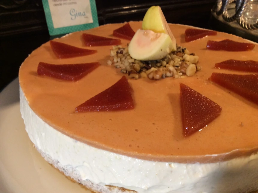 Pay de Guayaba Frio 1 Delicioso pay de guayaba frío decorado con nuez, Receta Fria