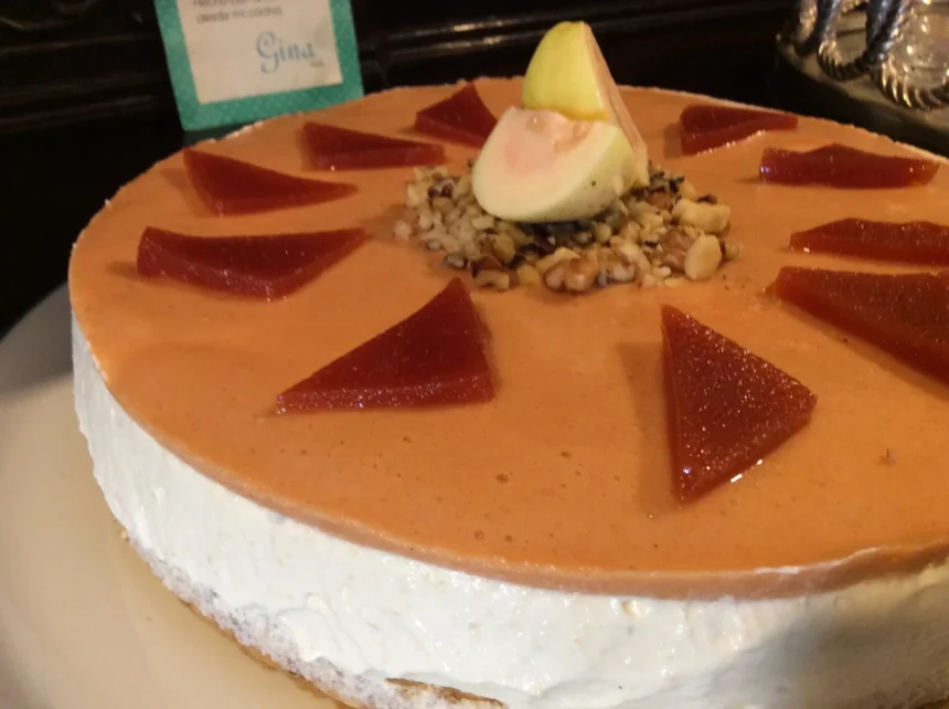 Delicioso pay de guayaba frío decorado con nuez, Receta Fria