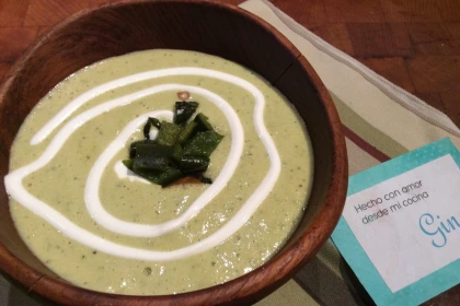 Crema de chile poblano en un plato decorativo