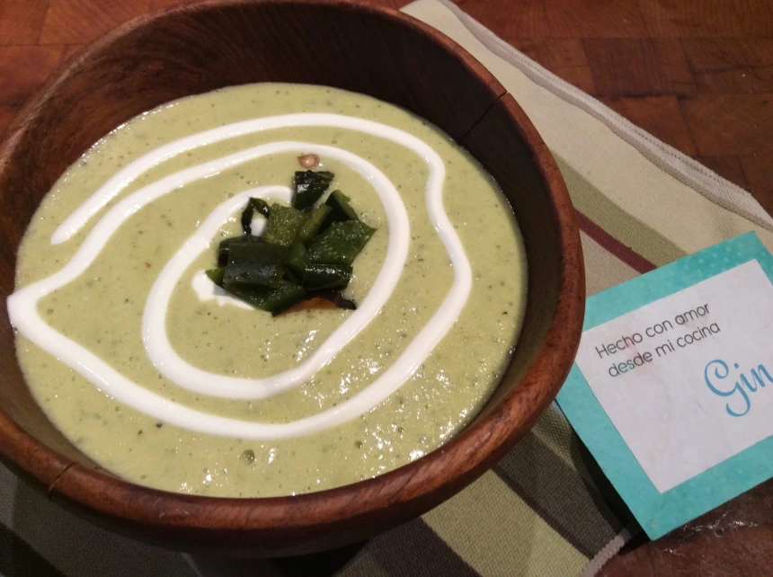 Crema de chile poblano 1 Crema de chile poblano en un plato decorativo