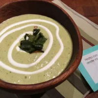Crema de chile poblano en un plato decorativo