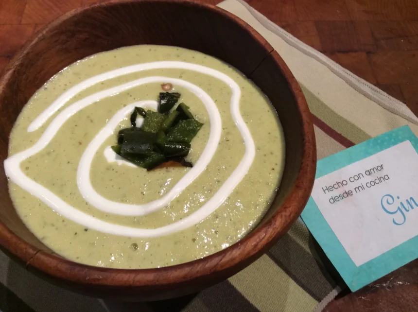 Crema de chile poblano en un plato decorativo