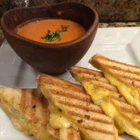 Crema de Tomate y Sandwich de Queso