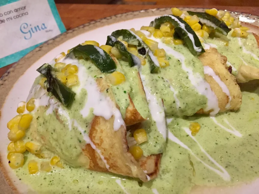 Crepas de Pollo en salsa poblana