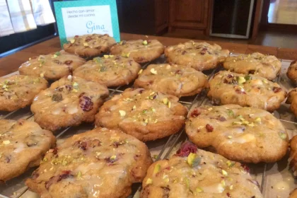 Galletas de chocolate blanco, arándanos y pistache