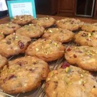 Galletas de chocolate blanco, arándanos y pistache