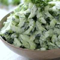 Ensalada de pepino en rodajas con yogur y eneldo