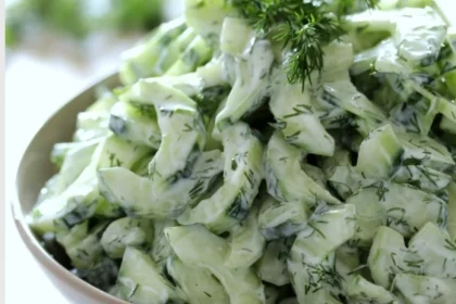 Ensalada de pepino en rodajas con yogur y eneldo