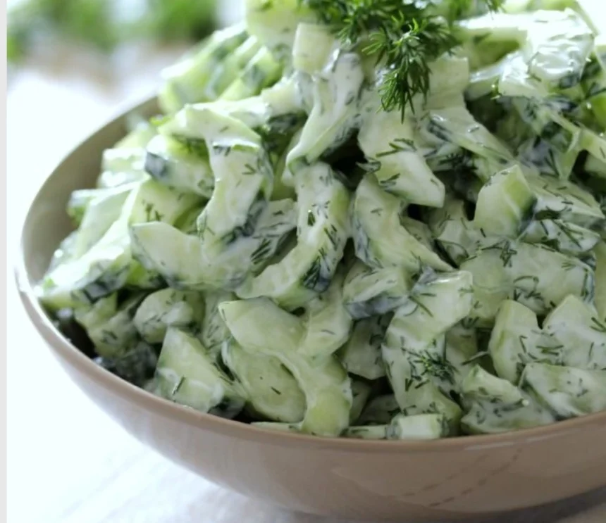 Ensalada de pepino en rodajas con yogur y eneldo